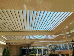 Pergolas Bioclimatiques pour terrasse du bar d'un ...