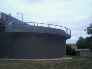 Installation d'une passerelle composite sur bassin