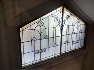 Restauration de vitraux dans une cage d'escalier ...