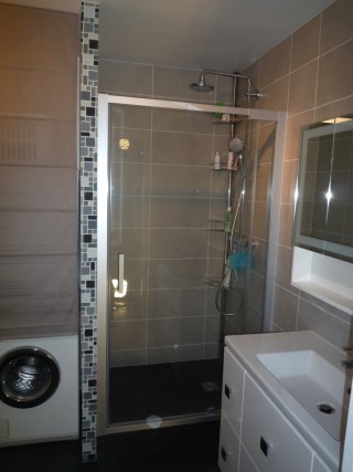 Rénovation complète d'une salle de bain avec toilettes