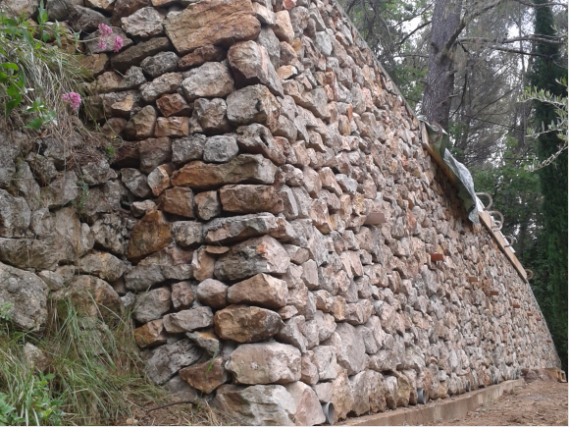 Mur de soutènement en pierres 