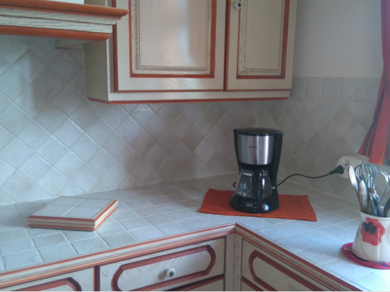 Rénovation d'une cuisine carrelée en béton ciré et sgraffito - avant