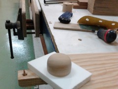 Demie-sphère pour mât en merisier