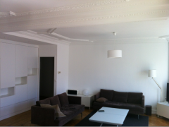 Un grand séjour avec meuble sur mesure pour ...