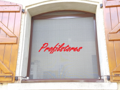 Installation d'une moustiquaire cintrée ...