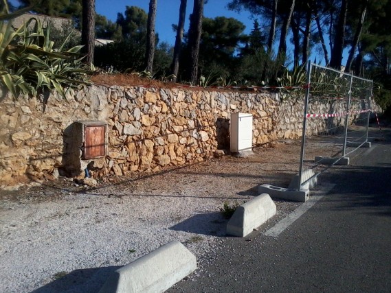 Réparation d'un mur en pierre sèche à La Cadière d'Azur dans le Var