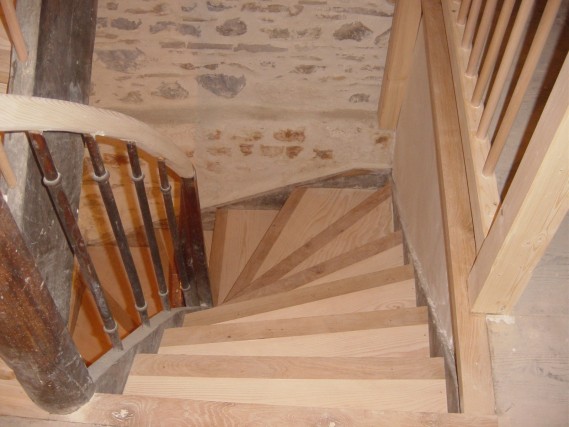 Escalier en sapin et nez de marche en chêne