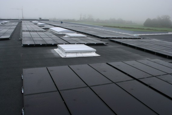Centrale photovoltaïque intégrée sur toiture étanchée en bitume