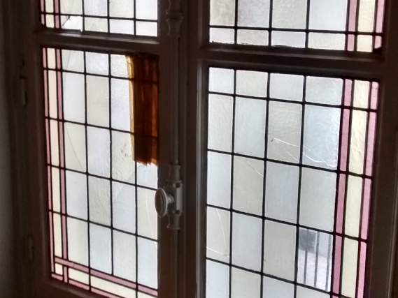 Restauration de vitraux dans une cage d'escalier Paris 16 - avant