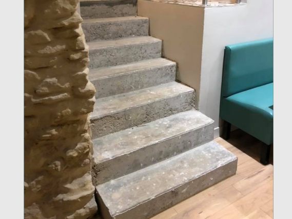 Rénovation d'un escalier en béton ciré - avant