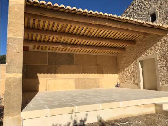 Extension d'un mas provençal avec terrasse couverte