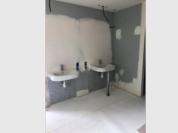Rénovation complète d'une salle de bain en béton ciré - avant