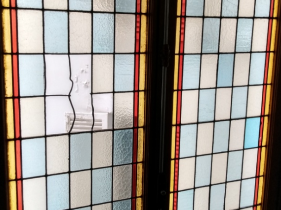 Restauration de vitraux en cage d'escalier Paris 16ème - avant