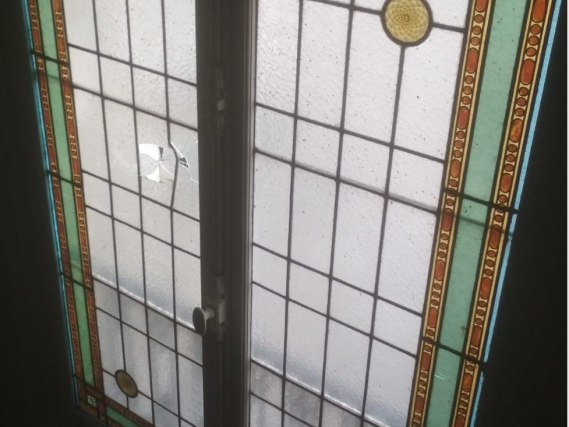 Restauration d'un vitrail en cage d'escalier Paris 16 - avant